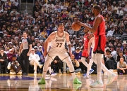 爱游戏官方-东决关键战焦点战，湖人收割雷霆