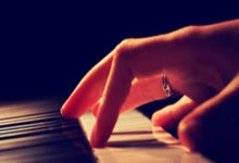 爱游戏娱乐-红牛二队鏖战迈凯伦，阿隆索点燃赛场