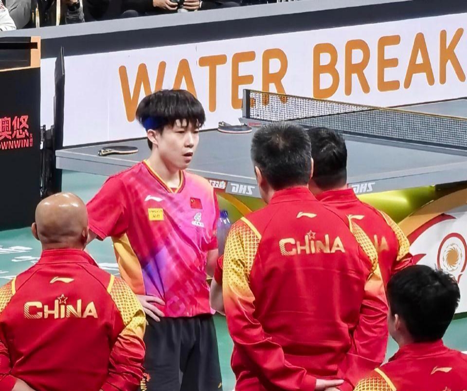 比赛中球员们奋勇争先掀起高潮