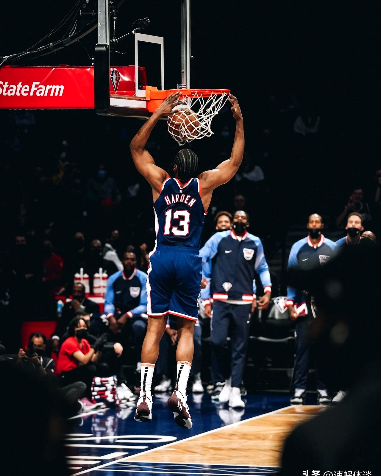 篮网小前锋表现抢眼，助球队击败掘金紧追榜首的简单介绍