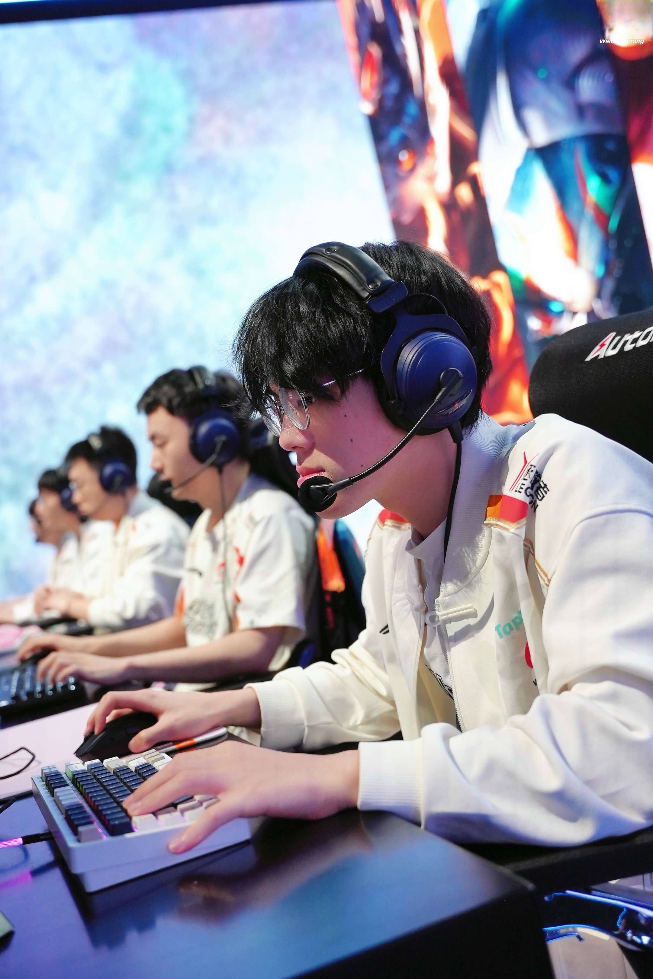 关于场面火爆！LPL观众席沸腾不已的信息